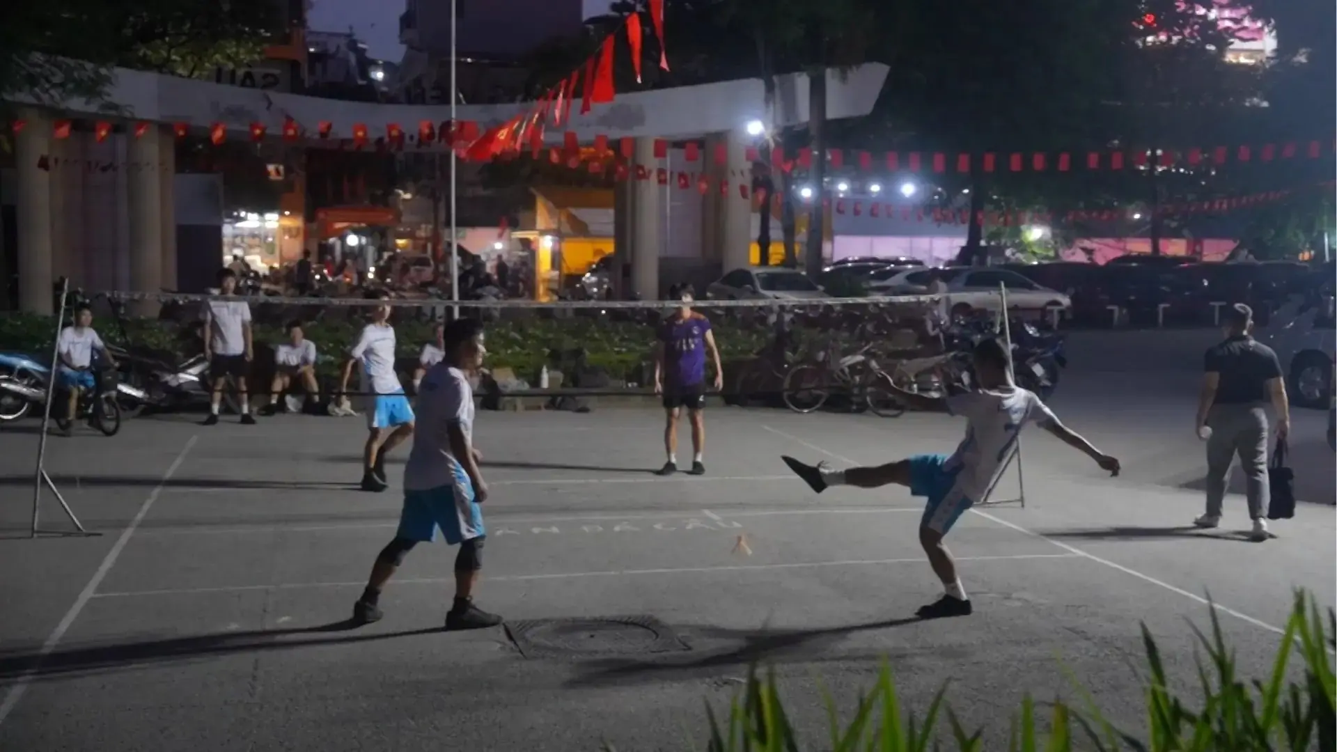 Chơi đá cầu sau giờ làm việc